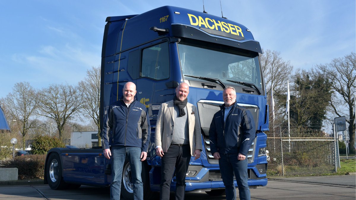 mullerffl's tweet image. Müller Fresh Food Logistics introduceert eerste e-truck in vloot

De MAN eTGX, volledig uitgevoerd in de kenmerkende huisstijl van DACHSER, start met regionale transporten om ervaring op te doen. 

Lees het volledige bericht op onze website: muller.nl/geen-onderdeel…