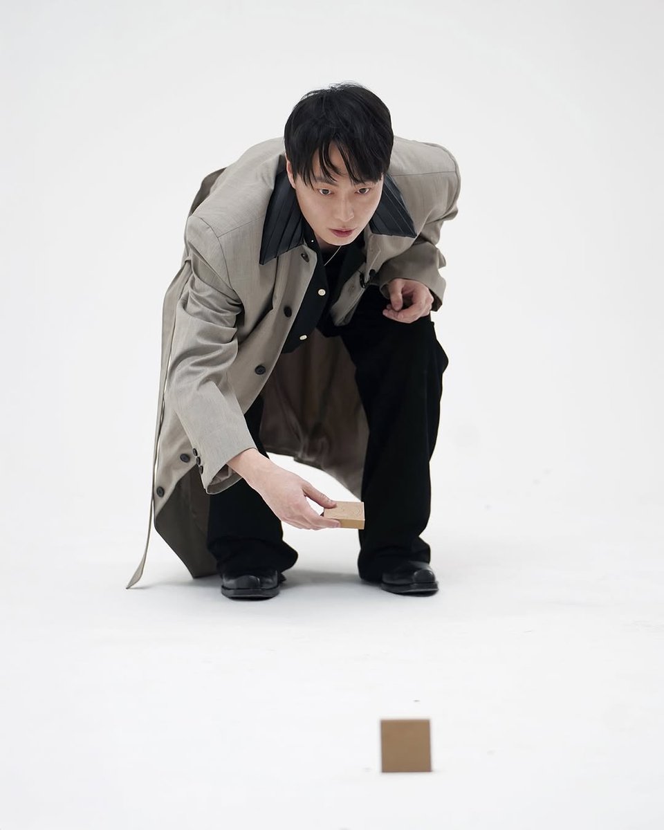 kirshology's tweet image. he&apos;s so hot i can&apos;t deal with this today