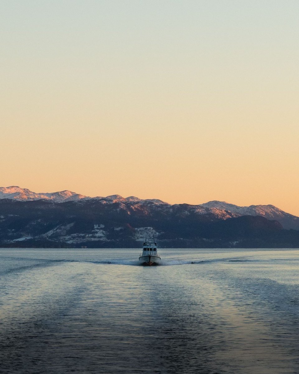 HMSPuncher's tweet photo. Not only do the Norwegian Fjords offer a unique challenge and operating area, they also make us look pretty good! 

Thank you @hms_blazer for the photos 👊

#themightyfist 
#punchaboveourweight 
@UKinNorway https://t.co/N9RErkqO92
