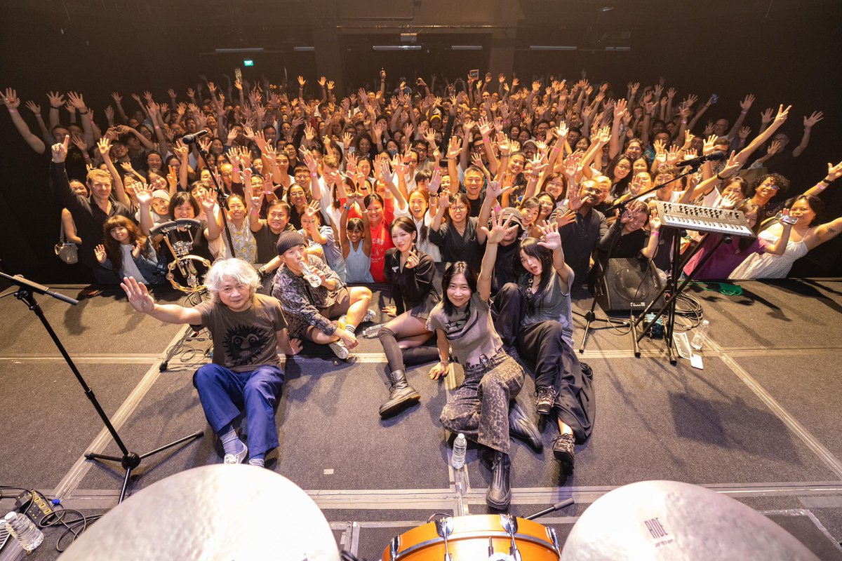 leenalchi's tweet image. What an incredible way to make our Singapore debut! 🇸🇬 A sold-out show with an amazing crowd! Thank you for the unforgettable night. Can’t wait to be back! ❤️🤍

📸 Photos courtesy of Esplanade - Theatres on the Bay | Photographer: Alvin Ho