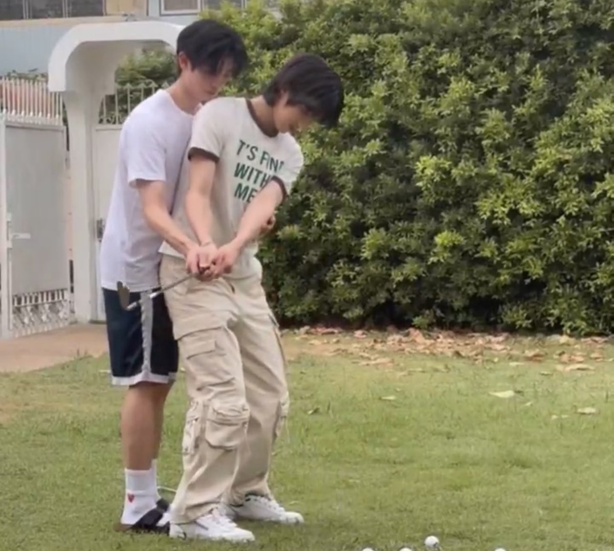 jiroforblue's tweet photo. เค้าสอนกันแบบนี้หรอกอล์ฟ แล้วพี่เค้าตั้งใจสอนมาก คนเรียนก็ด้วย แต่ไปโอบพอทน จับมือพอเลย เราโสดจังวะ 😭

#โทมัสก้อง #thomaskong https://t.co/TRO2uZoNQK