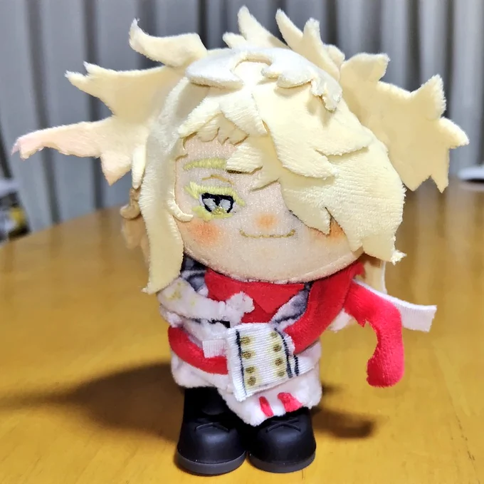 てんぷらには骨じゃなく針金が入っているのですが 無理矢理首を上下させるので縫い糸がガンガン解れたので一度輪郭を縫い直しました。 ついでに左右の耳の大きさの差と 髪型が変わりました。