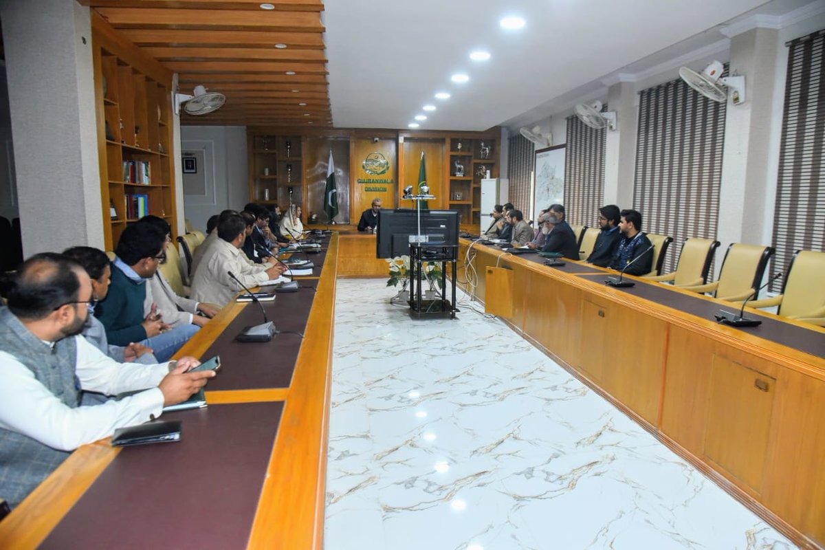 گوجرانوالہ: ایڈیشنل کمشنر کوآرڈی نیشن محمد شفیق بزنس فیسلٹیشن سنٹر میں نمایاں کارکردگی کا مظاہرہ کرنے والوں افسران کو تعریفی اسناد دے رہے ہیں