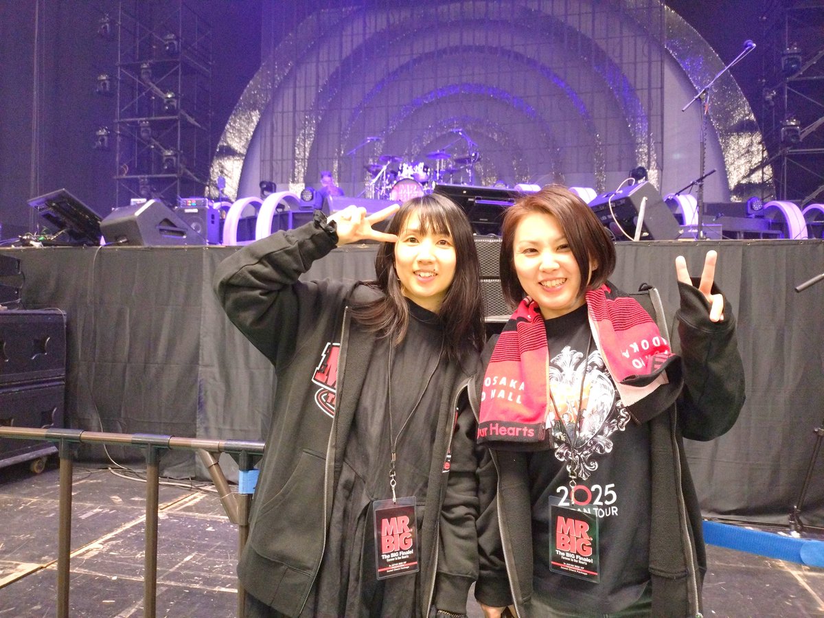 nebisuke03's tweet photo. MR.BIGの本当のラスト公演。姉と一緒に。まさかの最前列。ありがとうを伝えてきます🥰💕💕 https://t.co/ozZejK1pJn