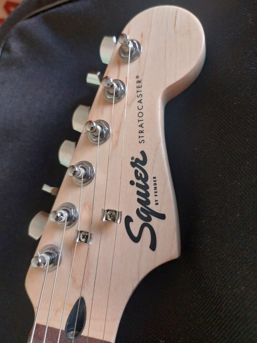 Vendo Fender Squier a estrenar ( sólo se usó dos veces ) y su funda, por 175€ negociables
Mandar MD