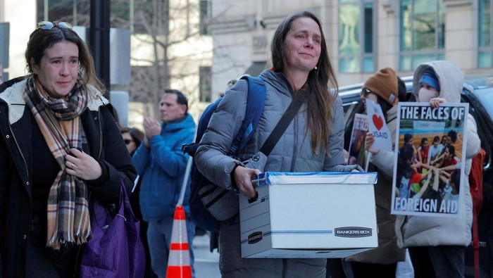 detikfinance's tweet photo. #Foto Pekerja Badan Pembangunan Internasional AS (USAID) yang dipecat meninggalkan kantor pusat di Washington. Mereka pergi dengan berlinang air mata.

>> https://t.co/jju9v2YYbZ

Foto: REUTERS/Brian Snyder

#detikfinance #USAID #AirMata #Pekerja https://t.co/ibxPIjfSPQ
