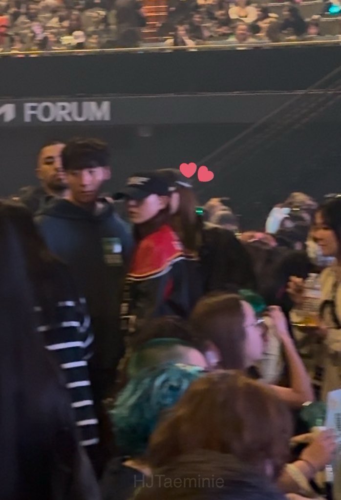 HJTaeminie's tweet photo. Blackpink’s Lisa attended Taemin’s LA concert! 

She and her friend were escorted to their floor seats by security near the stage. I was getting vid of the crowd and caught her arrival inadvertently😂 https://t.co/U6YXVWDBzU