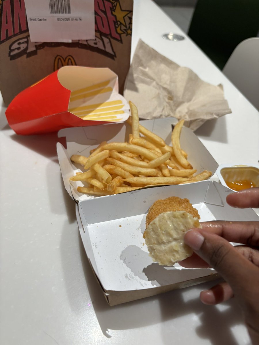 itzz_mureee's tweet photo. do yall peel yall chicken nuggets? https://t.co/C05vAk5ih5
