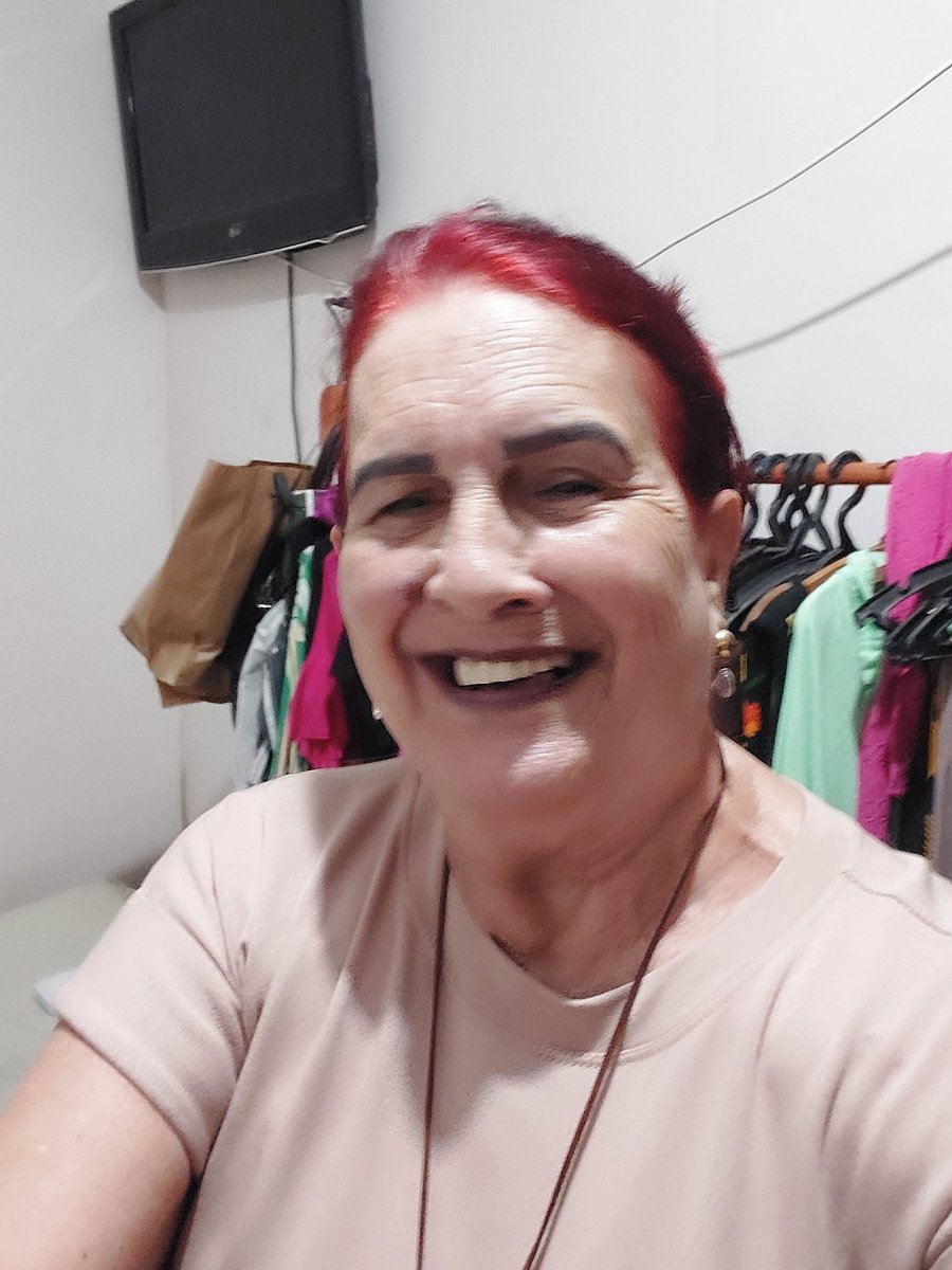 Mulher guerreira  charmosa eu mesma tiro o chapéu para mim Obrigada querido Deus