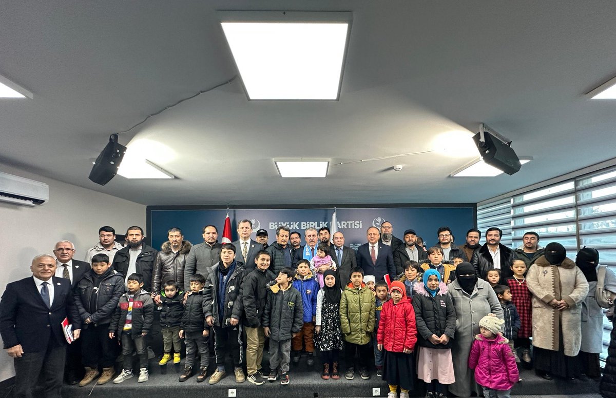 Genel Başkanımız Sayın <a href="/Mustafa_Destici/">Mustafa Destici</a>, Doğu Türkistanlı soydaşlarımızı genel merkezimizde ağırladı.

Genel Başkanımız, Uygur Türkü kardeşlerimizin taleplerini dinleyerek kendilerini misafir etti. 

Büyük Birlik Partisi olarak her zaman mazlumların sesi olmaya devam edeceğiz.