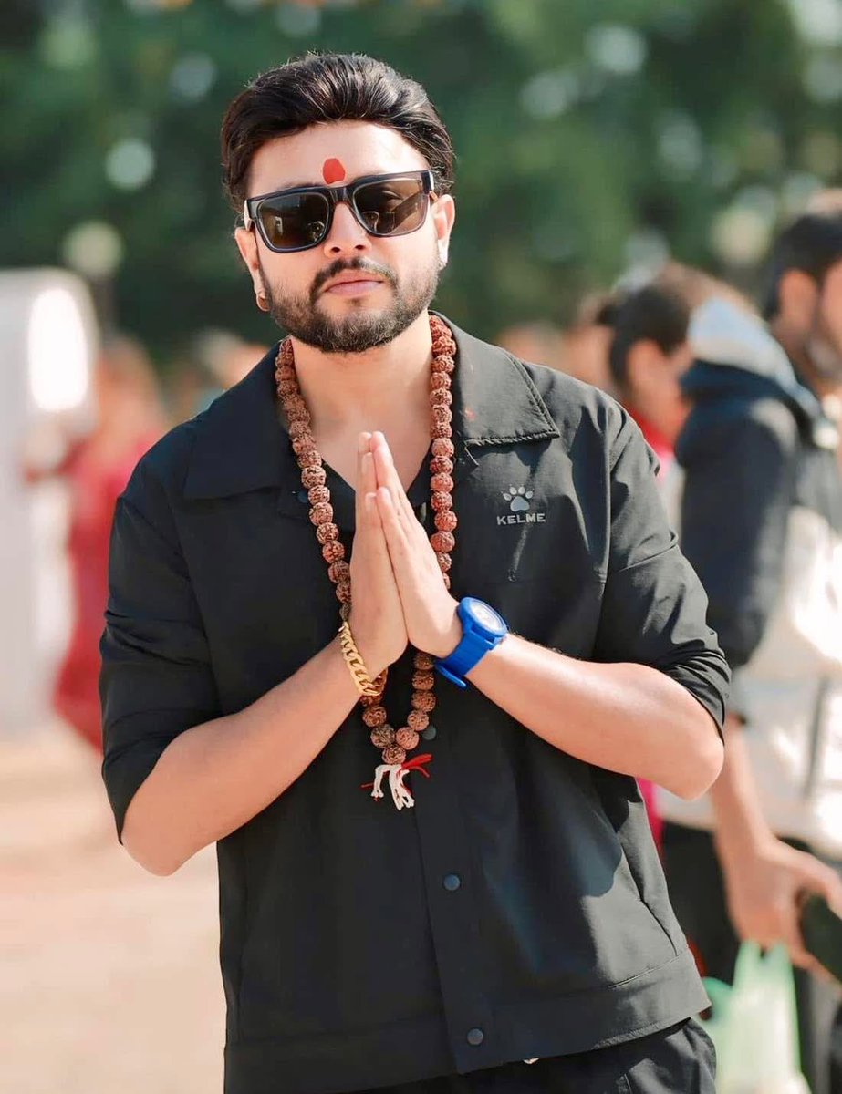 RONBupdates's tweet photo. Durgesh Thapa regarding his stage performance says,"म performer हो नि त, म गायक हैन नि त... म model पनि हो, म music मा नाच्न मात्र पनि सक्छु, त्यो मेरो आफ्नो कला हो... मैले जुन गीत गाए जस्तो गरेर चै... एक डेढ घण्टाको program हुन्छ, एक डेढ घण्टाको program मा कस्ले गाउँन सक्छ त्यसरी उफ्रेर... कुनै कुनै गीतहरु त हामीले acting पनि गर्नुपर्यो नि त... दर्शकहरुले entertainment गरिराख्नु भाछ ।" 😮