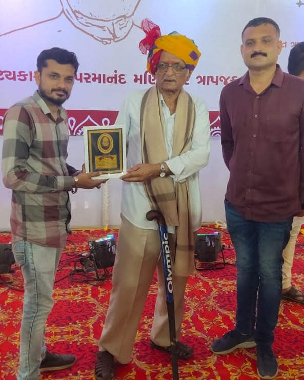 hardev_vala's tweet photo. ત્રાપજકરની કવિતાની વડોદરા કાર્યક્રમમાં રજુઆત...
ગત વર્ષે જ પૂજ્ય. મોરારી બાપુના હસ્તે કવિ ત્રાપજકરદાદાના પંચ પુસ્તકોનું વિમોચન થયેલું ત્યારે મને ત્રાપજકર એવોર્ડ પણ આપવામાં આવેલ.
#trapajkar #sahitya #bhavnagar https://t.co/q2H8LRs4L7