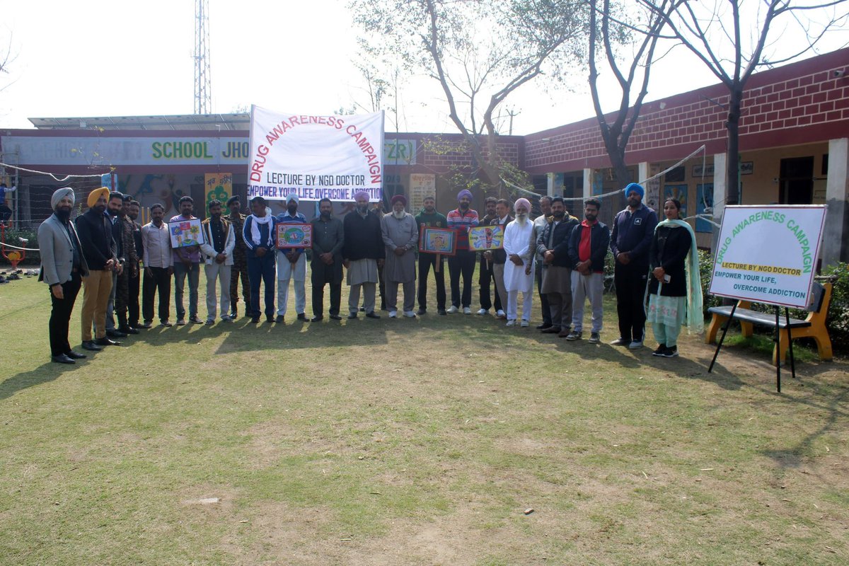 VajraCorps_IA's tweet photo. OPERATION CLEAN SWEEP!

#VajraCorps launches a decisive strike against drug abuse! At Govt High Smart School, Jhoke Tehal Singh, Ferozepur, Dr. Sukhwinder Singh, a leading expert delivered an impactful briefing on addiction's dangers. Empowering youth to reject the enemy of addiction, embracing a healthy lifestyle and building a stronger nation!
Together, we STAND WATCH for a healthier, drug-free India!

#ZindagiChunoNashaNahi #DrugAwarenessCampaign #SayNoToDrugs #YouthEmpowerment #NationBuilding #AntiDrugCampaign #IndianArmy

@adgpi @westerncomd_IA @pro_defence @adfpngo @ANTFPunjab @DIRECTORATERTG