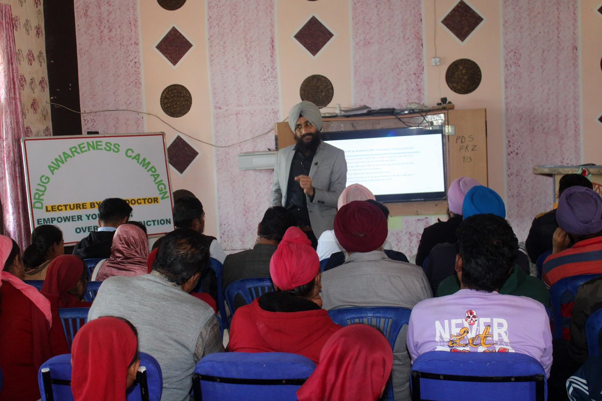VajraCorps_IA's tweet photo. OPERATION CLEAN SWEEP!

#VajraCorps launches a decisive strike against drug abuse! At Govt High Smart School, Jhoke Tehal Singh, Ferozepur, Dr. Sukhwinder Singh, a leading expert delivered an impactful briefing on addiction's dangers. Empowering youth to reject the enemy of addiction, embracing a healthy lifestyle and building a stronger nation!
Together, we STAND WATCH for a healthier, drug-free India!

#ZindagiChunoNashaNahi #DrugAwarenessCampaign #SayNoToDrugs #YouthEmpowerment #NationBuilding #AntiDrugCampaign #IndianArmy

@adgpi @westerncomd_IA @pro_defence @adfpngo @ANTFPunjab @DIRECTORATERTG