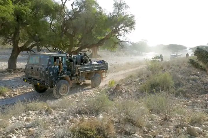 puntlandpost's tweet photo. #QANDALA: Ciidamada difaaca dowladda Puntland oo dhammaystiraya wejiga labaad ee hawlgalka Cirib-tirka Argagixisada ISIS ayaa mar kale saaka dhawr jiho kaga ruqaansaday jiidda Dhasaan ee degmada Qandala.

Ciidamada oo markii u horraysay u baxay dhul ka dabacsan buurihii adkaa ee uu horay uga socday hawlgalka ayaa lagu wadaa in ay saacadaha soo socda Argagixisada ka sifeeyaan degaanno ay ku jiraan Af-cad, Xankookib iyo Dhasaan, halkaasi oo uu ku eg yahay wejiga labaad ee dagaalka.

Wararka ayaa sheegaya in durba hadda ciidamadu gaareen degaannada qaar islamarkaana aysan weli la kulmin wax iska caabin ah taasi oo muujinaysa jabka iyo kala firxadka ku dhacay dagaallamayaashii Argagixisada ISIS oo habqankoodii ciidamadu daba joogaan.

Puntland Post