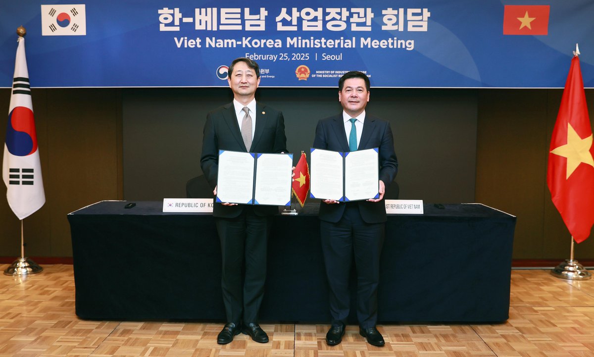 MOTIRKoreaEng's tweet image. Korea's #MOTIE Minister Dukgeun Ahn met #Vietnam’s Trade and Industry Minister Nguyen Hong Dien today in #Seoul for bilateral talks on measures to widen #energy and trade cooperation where the two sides also held a ceremony for the signing of minutes.
 👉english.motie.go.kr/eng/article/EA…