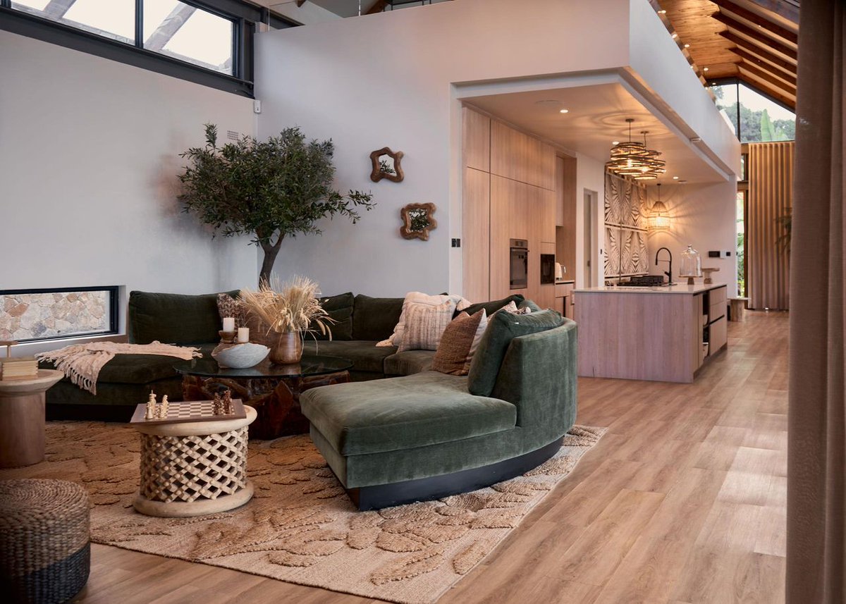 wasudigital's tweet photo. Looks like a movie/music video house right? This is a stunning 6 bed self catering facility in Vumba. https://t.co/xhekMUV0Ig