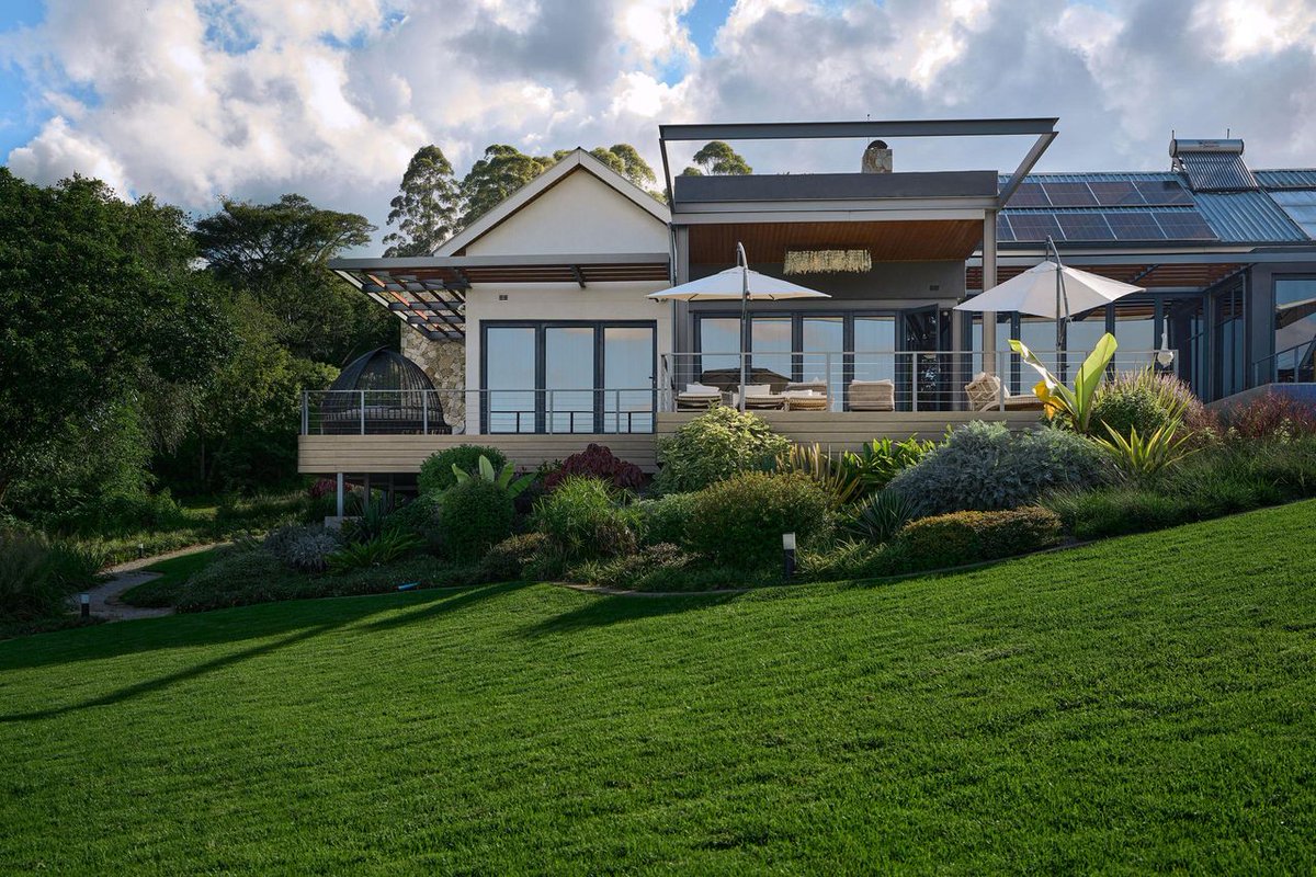wasudigital's tweet photo. Looks like a movie/music video house right? This is a stunning 6 bed self catering facility in Vumba. https://t.co/xhekMUV0Ig