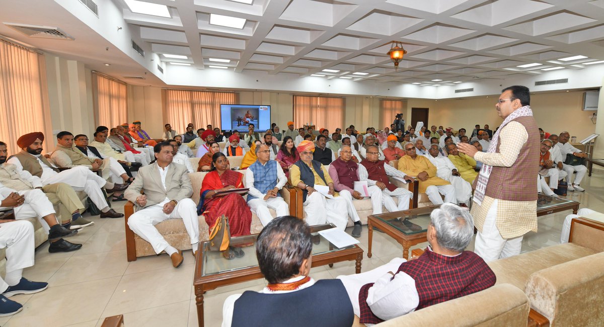 आज राजस्थान विधानसभा में भाजपा विधायक दल की बैठक ली।

इस अवसर पर प्रदेश के लोक कल्याणकारी बजट 2025-26 के अंतर्गत विभिन्न विकास योजनाओं, नवीन नीतिगत निर्णयों एवं जनहित के महत्वपूर्ण मुद्दों पर विस्तृत चर्चा की गई।

#आपणो_अग्रणी_राजस्थान