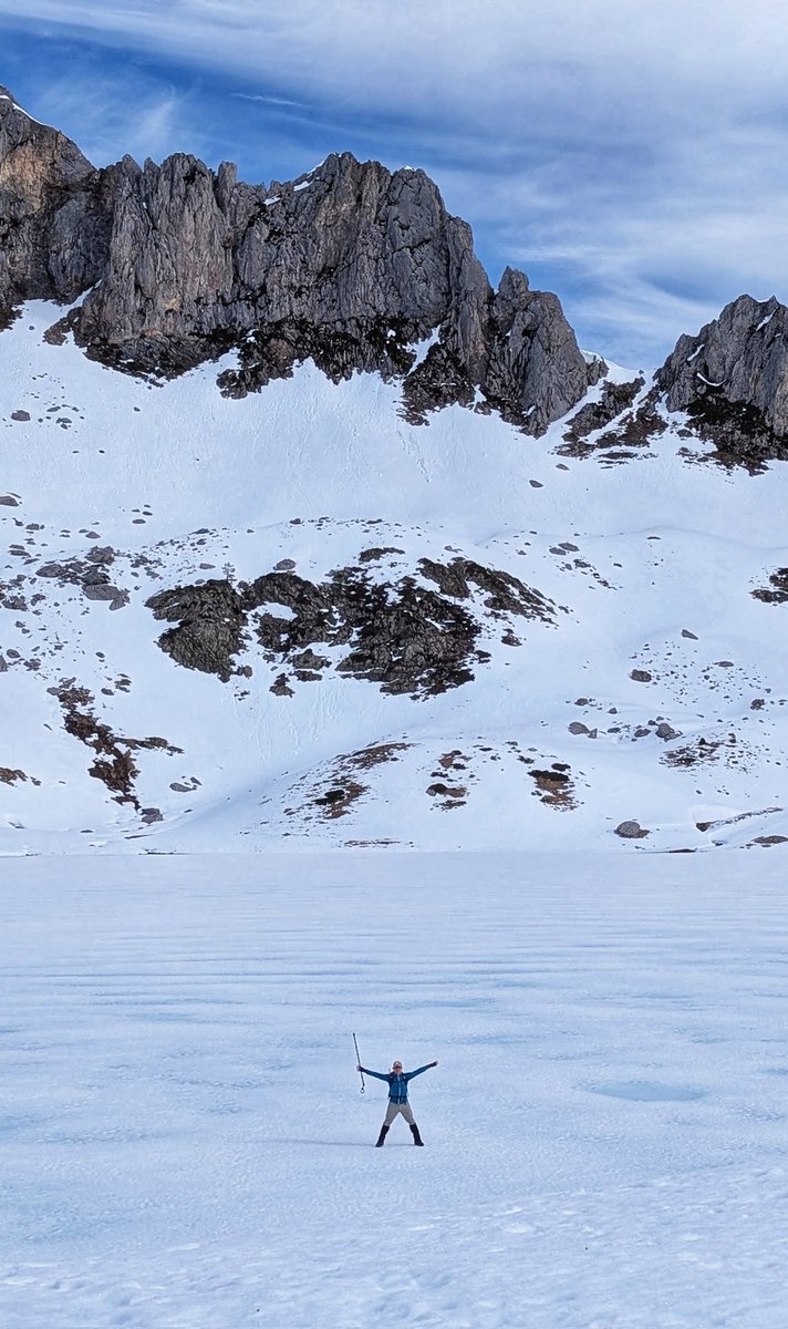 Excursió hivernal a l'Ibón d'Acherito completament glaçat #Pirineus amb molta neu en el trajecte
ca.wikiloc.com/rutes-senderis… eixim des de la Selva d'Oza (Hecho/Val d'Echo) i portem grampons i piolet de travessia dins de la motxilla per si són necessaris.