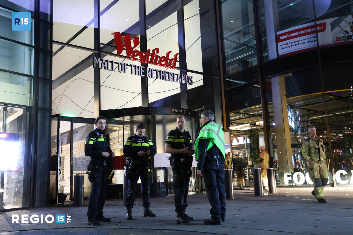 regio15's tweet photo. Nu online: man veroorzaakt explosie bij de 'Mall of the Netherlands' #Liguster #Leidschendam https://t.co/gCoMK9SDfo https://t.co/CkNX6XDKxE