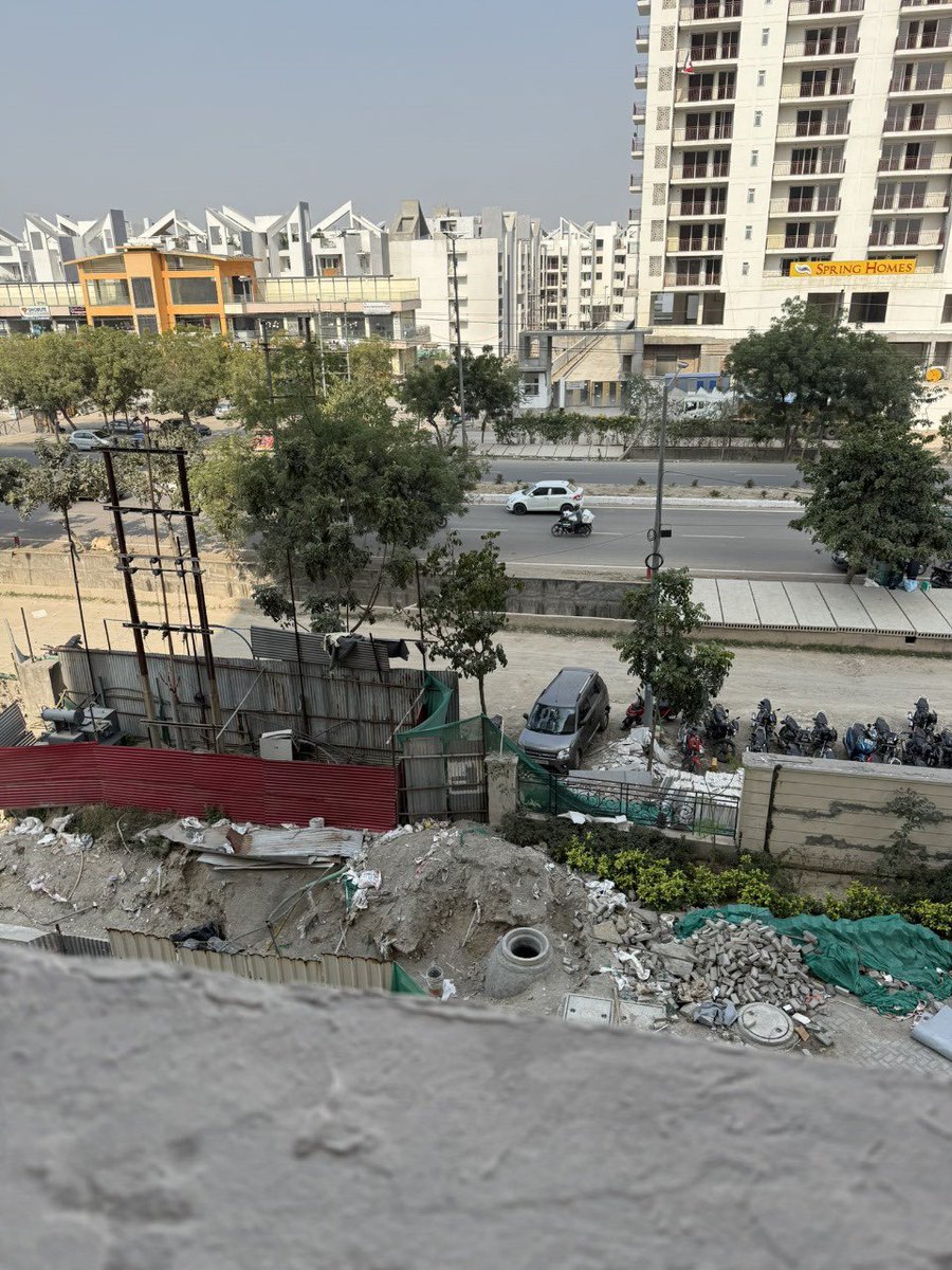 GreaterNoidaW's tweet image. ग्रेटर नोएडा वेस्ट के सेक्टर 1 में स्तिथ ATS Rhapsody सोसाइटी के सामने नाला आंशिक रूप से ही ढका हुआ है, जिससे स्कूली बच्चों के लिए खतरा है और यह दुर्गंध व मच्छरों का स्रोत भी बन रहा है।
@OfficialGNIDA संबंधित अधिकारियों से जल्द समाधान की अपील 🙏