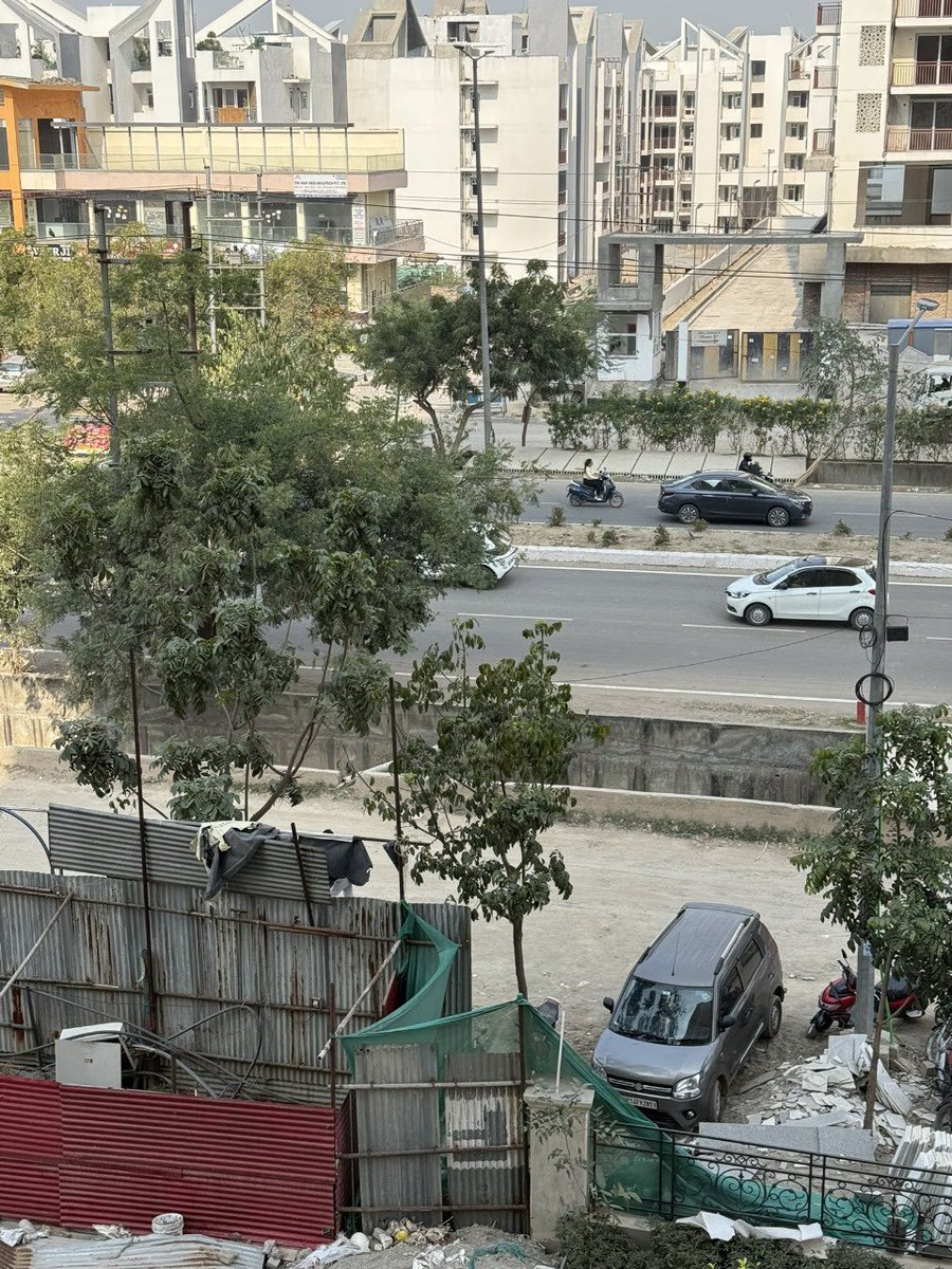 GreaterNoidaW's tweet image. ग्रेटर नोएडा वेस्ट के सेक्टर 1 में स्तिथ ATS Rhapsody सोसाइटी के सामने नाला आंशिक रूप से ही ढका हुआ है, जिससे स्कूली बच्चों के लिए खतरा है और यह दुर्गंध व मच्छरों का स्रोत भी बन रहा है।
@OfficialGNIDA संबंधित अधिकारियों से जल्द समाधान की अपील 🙏