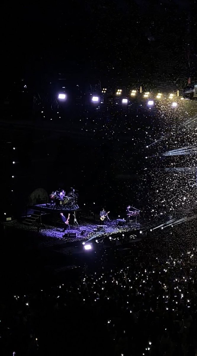ykonlyone's tweet photo. from team bahay nung 2019 to this 🥹

when pandemic and enlistment came, akala ko hindi ko na mararanasan to kaya grabe yung regrets ko sa gravity but here we are...

thank you for making me feel things @day6official 🫂

— 5 years in the making and it was worth it https://t.co/rmdESmR1XF