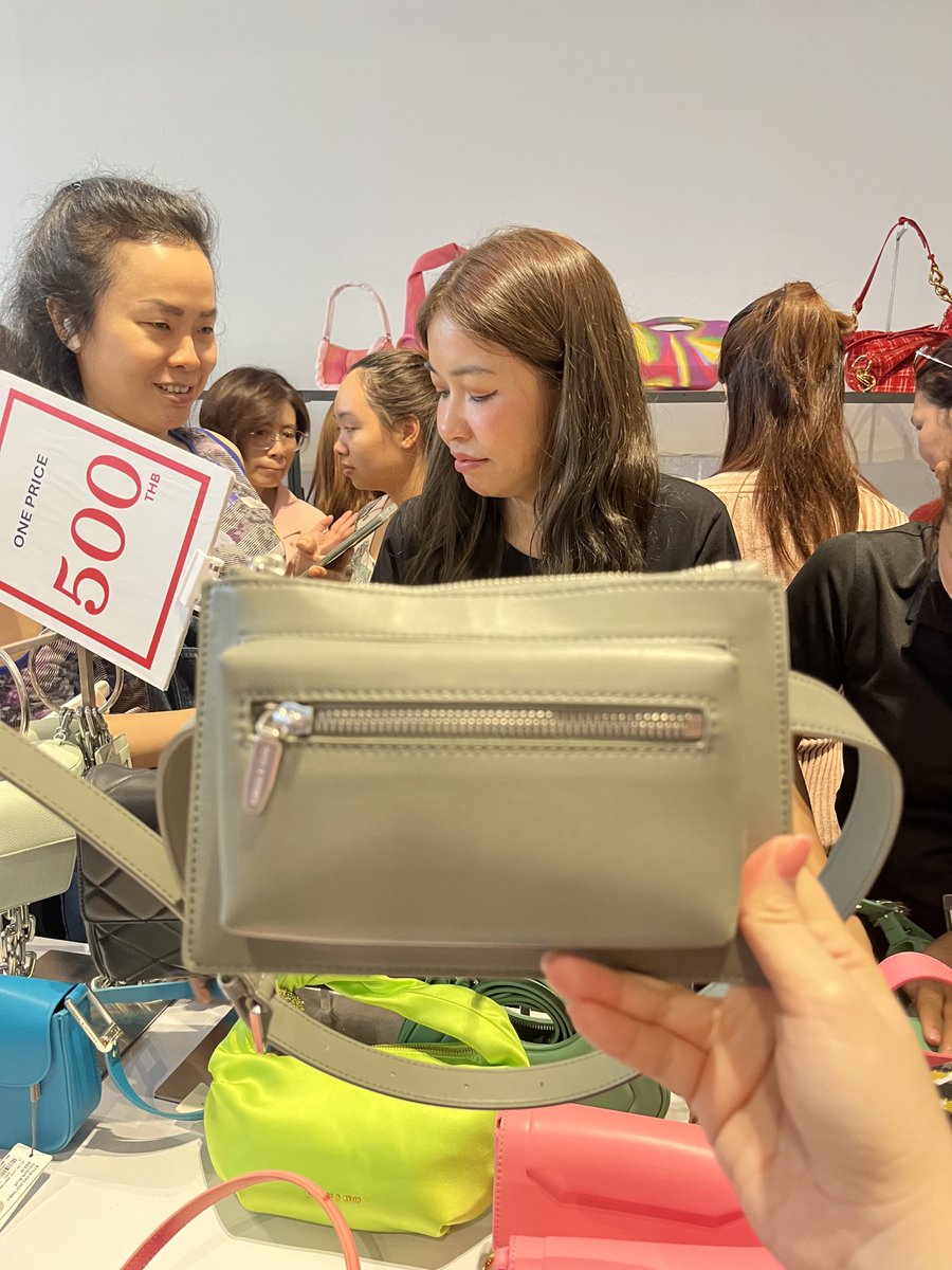 FLTH_CARRY's tweet photo. ด่วน!!! รับหิ้วกระเป๋า Charles &amp; Keith ลด 80% กระเป๋าเหลือใบละ 500฿ และ 900฿ ตามรูปเลยนะคะ สนใจใบไหนแจ้งออกได้เลยค่ะ 
#รับหิ้ว #ตามหา #กระเป๋า #charlesnkeith #รับหิ้วแบรนด์เนม #รับหิ้วทุกอย่าง https://t.co/wwyQDiW0Ct