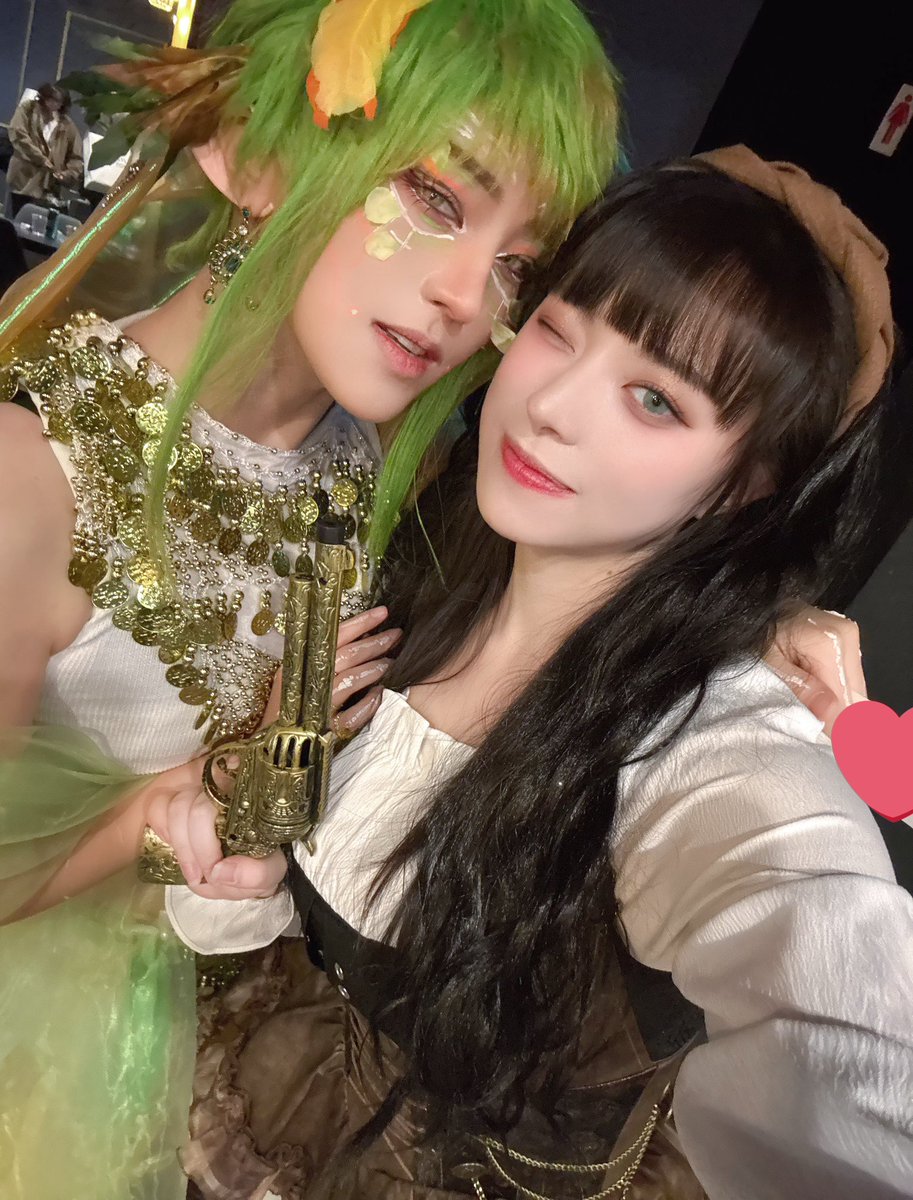 hob_cos's tweet photo. #바다_저편의_요람에게

용요람 재밌게 즐기고 간 김여주 ,,, 끝내주게 눈이 화려하고 즐거워서 더더욱 몰입 할 수 있었던 멋진 행사였습니다‼️ 주최님과 모든 스탭 분들 너무 고생 많으셨어요✨ 

+ 선물과 간식 챙겨주신 손님분들 감사해요오🥹💕 https://t.co/2D2Y3O9V2M