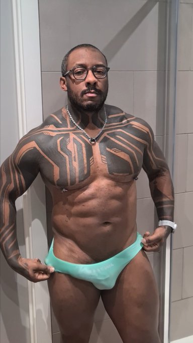 Me with Thor thinking these don't really fit bulges too big. 

@AMORESY_GM https://t.co/iaVHO4O74s