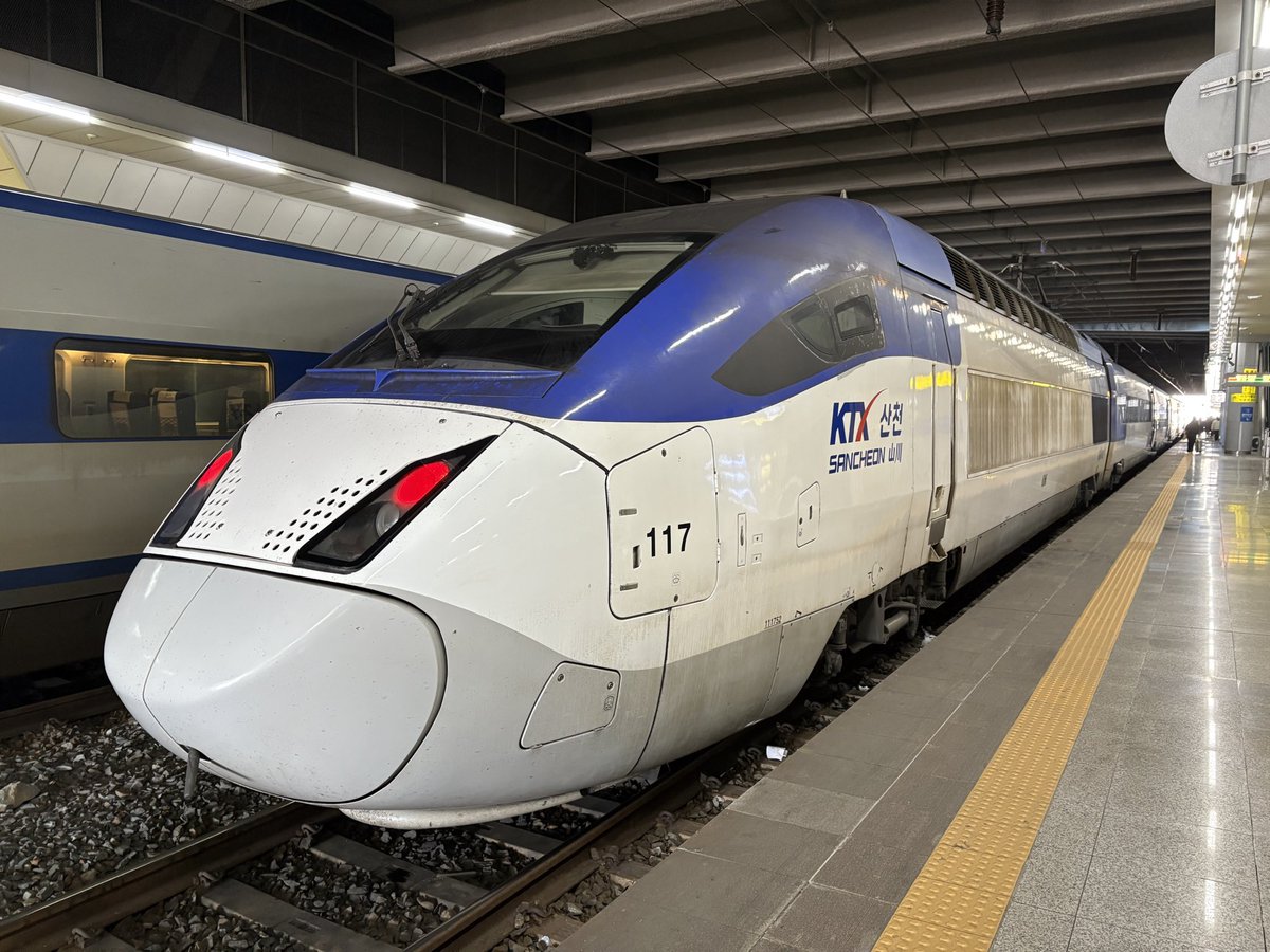 sutabaka1021's tweet image. 南米スタバツアー振り返り⑤

釜山からソウルへ移動します！

飛行機と迷った末、初めてのKTX利用を決意！！

すごい列車でした！

高速で走る車体に「亀裂」があり、それをフィルムで覆っただけの高速車両！しかも気泡だらけの雑作業。

韓国の整備の適当さがわかりました！

#ktx #ヤバい