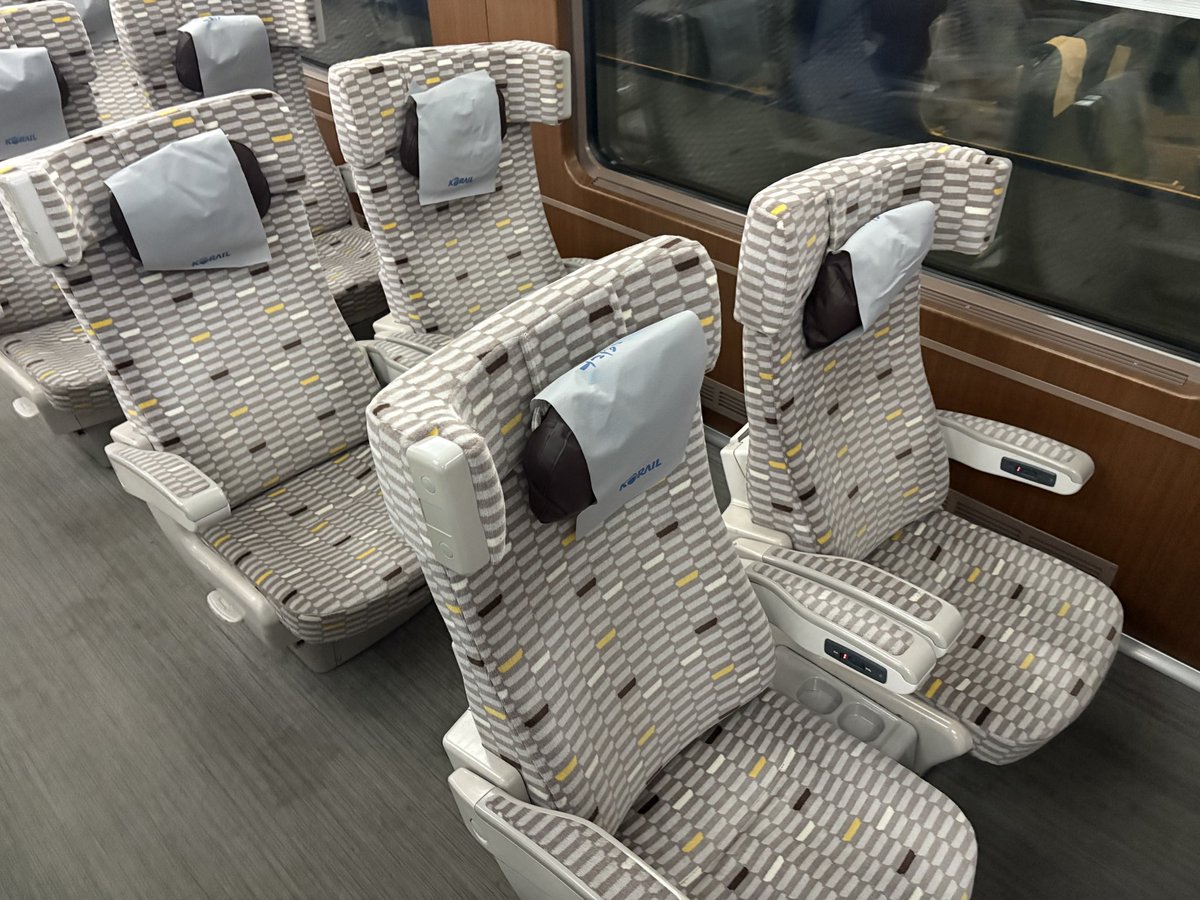 sutabaka1021's tweet image. 南米スタバツアー振り返り⑤

釜山からソウルへ移動します！

飛行機と迷った末、初めてのKTX利用を決意！！

すごい列車でした！

高速で走る車体に「亀裂」があり、それをフィルムで覆っただけの高速車両！しかも気泡だらけの雑作業。

韓国の整備の適当さがわかりました！

#ktx #ヤバい