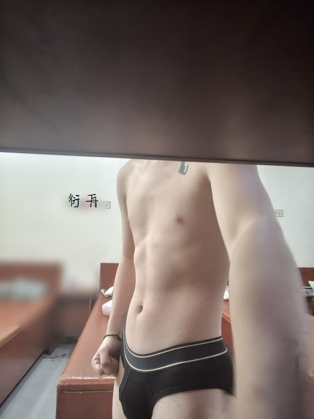 无毛戴环小狗搓澡ing，搓的还是个圆寸小帅哥😁（好无聊啊快来人和我玩😣）#无毛小狗 #pa环 #男大 #搓澡 #澡堂 #暴露