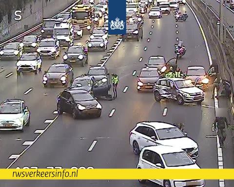 Veel auto's met schade na ongeval op de A27
