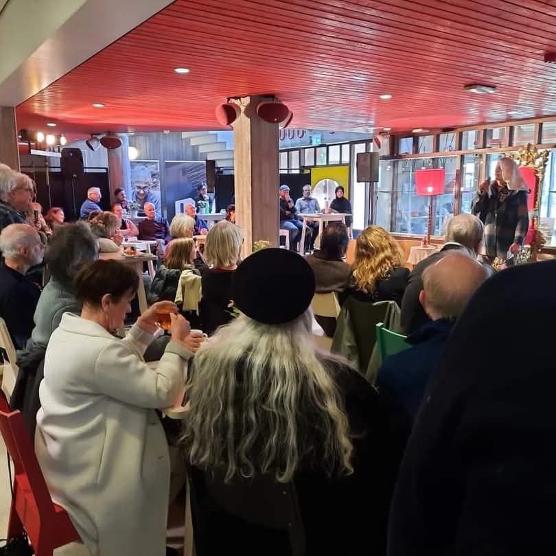 Sluit het Huiskamerfestival Lelystad op 09 maart a.s. feestelijk af! 🥳🍷🍺

Kom om 16.30 uur naar het Cultuurcafé in De Kubus en geniet van muziek, theater, literatuur en dans! 

#HuiskamerfestivalLelystad #Cultuurcafé #Lelystad #Muziek #Theater #Kunst #Literatuur #Talent