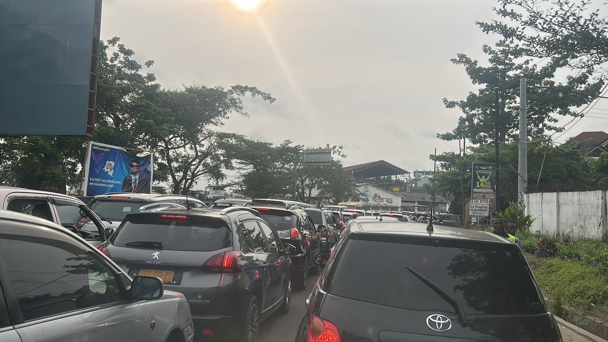 junior_mamba's tweet photo. #RDC @GouvernoratK la circulation dans la ville de Kinshasa est déjà très compliqué, mais les voies à sens unique avaient réduisaient les embouteillages le matin à Ngaliema, faites des sondages pour prendre vos décisions.
Obtenez souvent les avis des citoyens que vous gouverner. https://t.co/WaRH6DDhJH