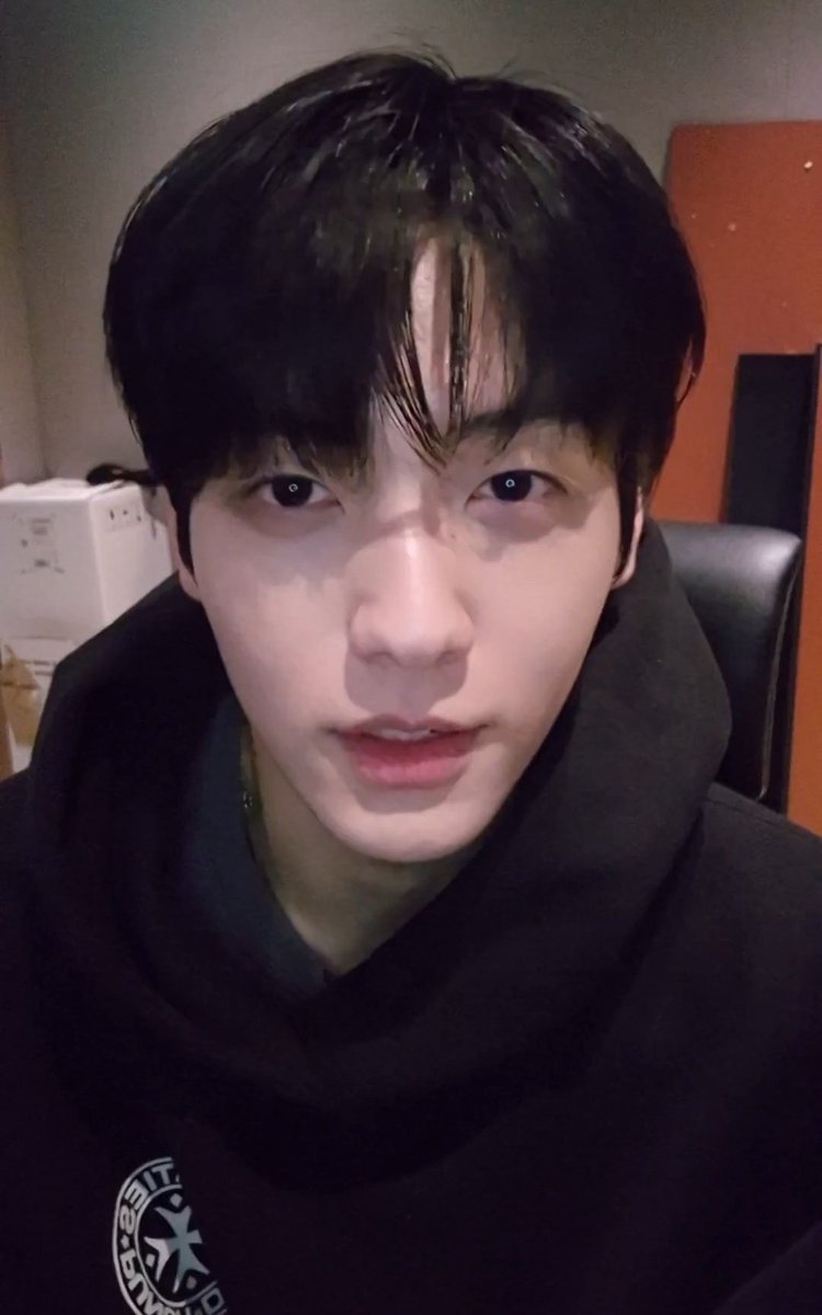 csbshour's tweet photo. Soobin is live on weverse! 🖤 https://t.co/oRGOXYKmgO