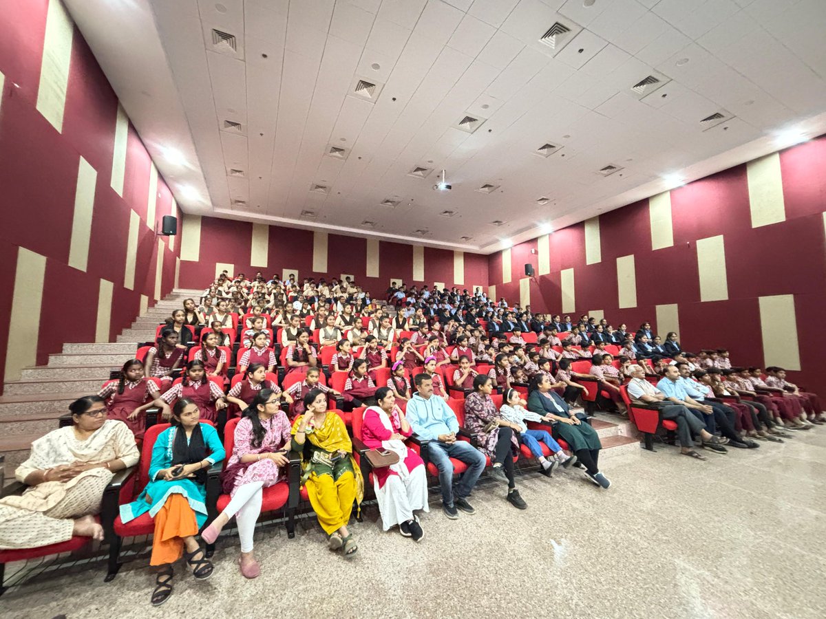 Jaypal_Jadav_11's tweet photo. Empowering the future with AI! @RSCBhavnagar Celebrating #NationalScienceDay with a month long celebration in #ArtificialIntelligence, highlighting its role in driving #innovation, #progress, and #sustainabilit
#ViksitBharat
#Sciencecarnival https://t.co/AFxMvupeyV