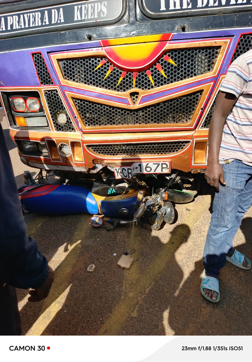 MusiFrancisco's tweet image. Climax bus hits a bodaboda with two students at Webuye. Injuries sustained. #webuye #bodaboda @WestFmBreaking