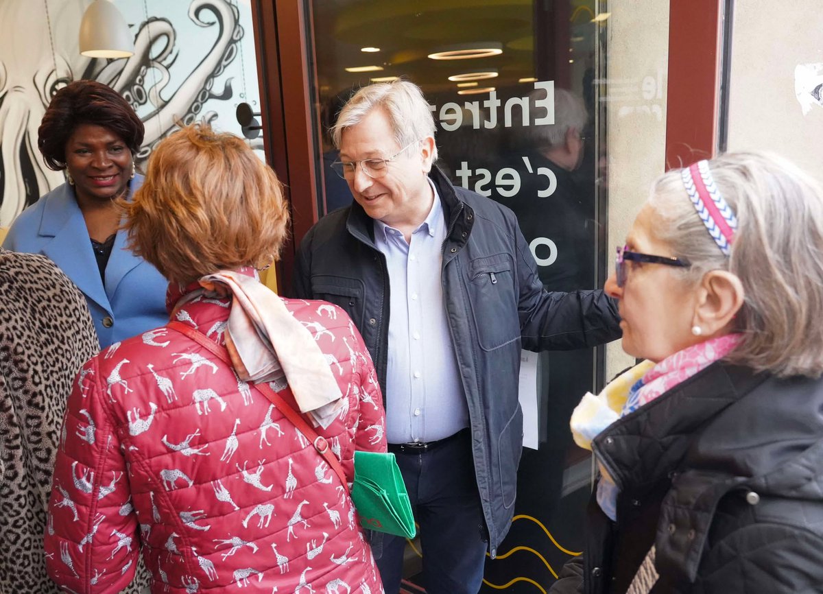 VilledeMetz's tweet image. Hier, la Ville de Metz a procédé à la distribution des porte-clés d’alerte pour renforcer la sécurité des Messines dans l’espace public.

🔊 Un moment fort marqué par la présence de François Grosdidier, Maire de Metz, venu réaffirmer leur engagement pour la sécurité de toutes.