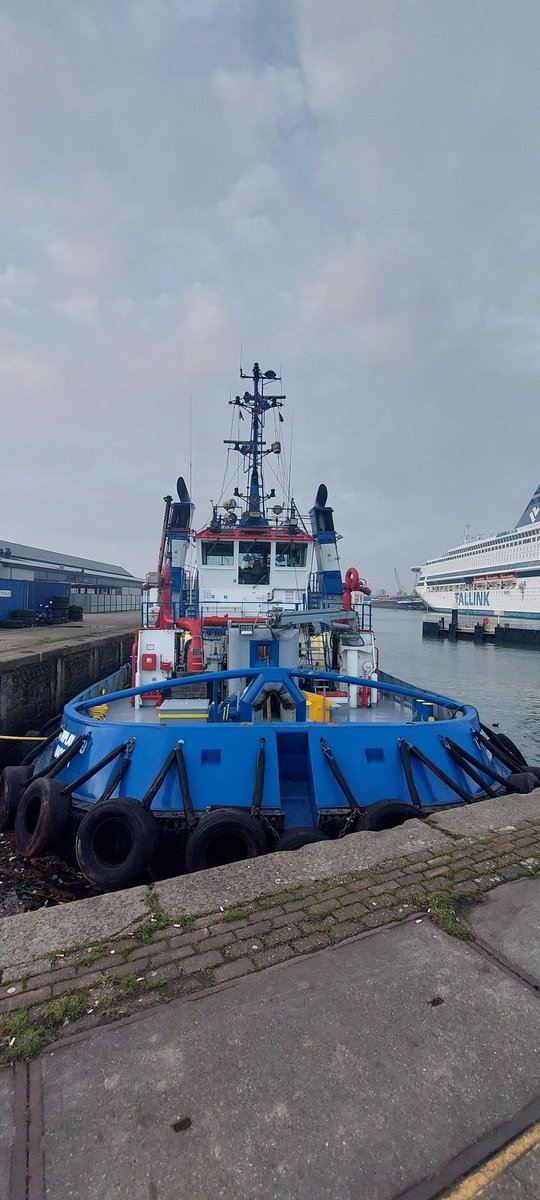 ScheepjesS's tweet photo. Fairplay sleepboten in de Merwehaven. #havenrotterdam #Fairplay #sleepboten #Bootjeskijken https://t.co/ZCCUoMGAsK
