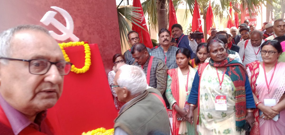 Shashi_Aipwa's tweet image. #WorkersUnity
ऐक्टू के 11 वें  राष्ट्रीय सम्मेलन के दूसरे दिन 25  फरवरी को प्रतिनिधि सत्र दिल्ली के प्यारे लाल भवन में शुरू हुआ। शुरुआत श्यामलाल जी ने झंडोत्तोलन कर किया । शहीद वेदी पर माल्यार्पण कर  शहीदों याद किया गया।