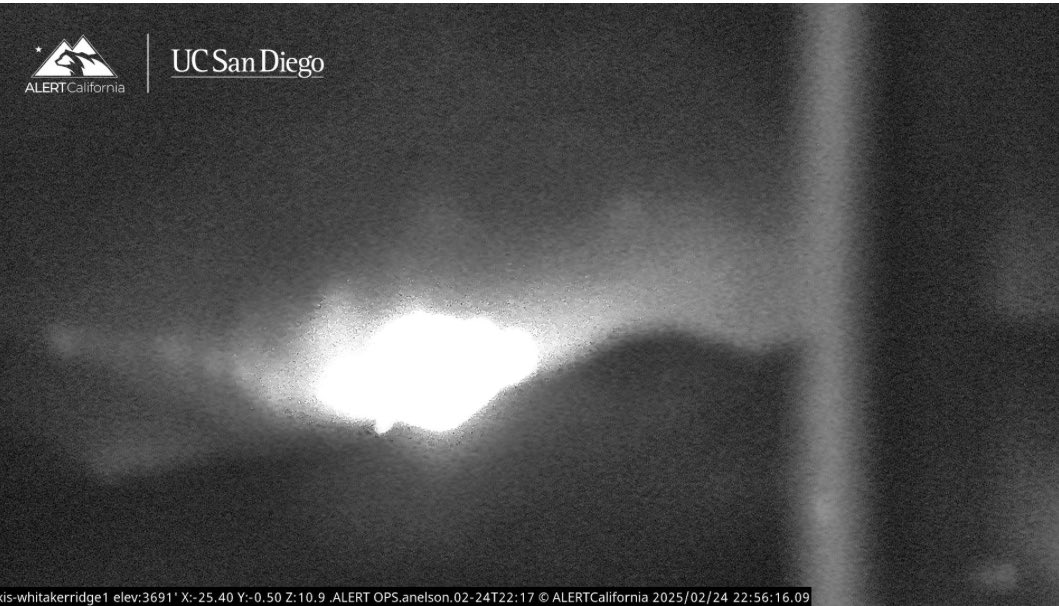 CalDisasters's tweet photo. #SmokeyFire burning in Los Angeles County in the hills west of Interstate 5 between Pyramid Lake and junction Hwy. 138. This nocturnal wildfire rages despite recent February rains in a regional drought area. The 2024 #PostFire burn scar blocks this fire from escaping up into the Los Padres National Forest.