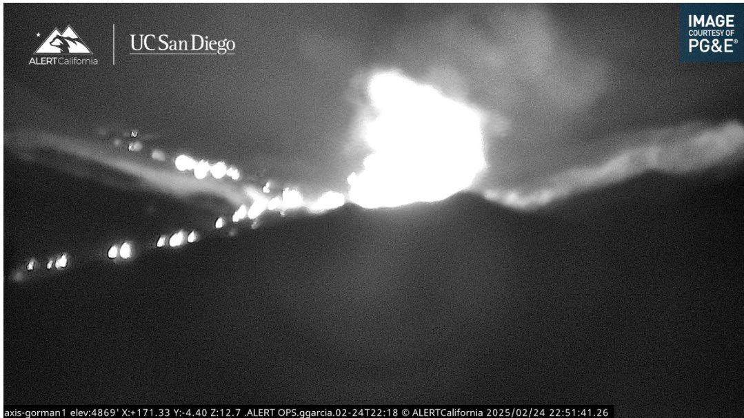 CalDisasters's tweet photo. #SmokeyFire burning in Los Angeles County in the hills west of Interstate 5 between Pyramid Lake and junction Hwy. 138. This nocturnal wildfire rages despite recent February rains in a regional drought area. The 2024 #PostFire burn scar blocks this fire from escaping up into the Los Padres National Forest.