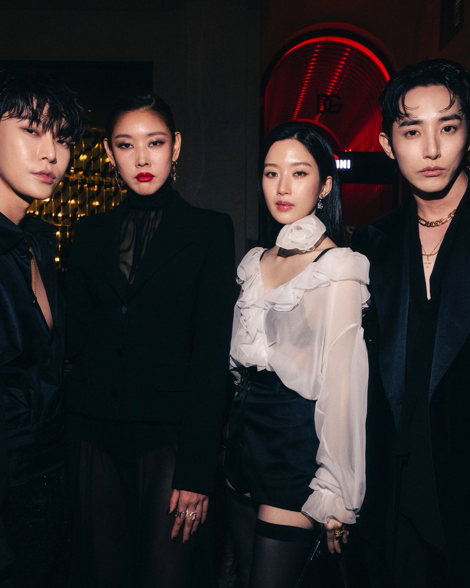 1년 전 애프터파티 때 팬들의 반응이나 찍은 사진들을 보고 'Urban Vampire Glam'이 머릿속에 떠오르셨다고! 그 영감을 DG24FW 캠페인에서 예상치 못한...