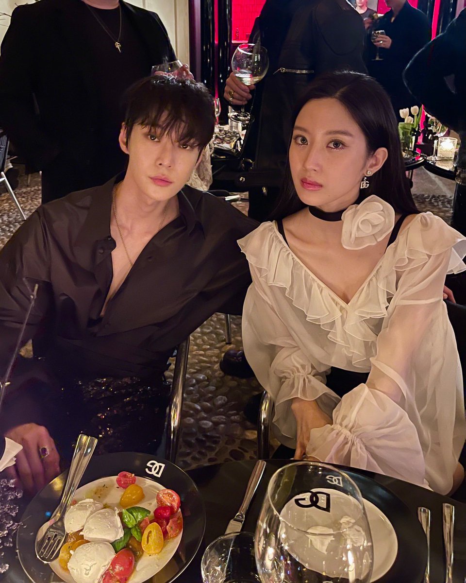 1년 전 애프터파티 때 팬들의 반응이나 찍은 사진들을 보고 'Urban Vampire Glam'이 머릿속에 떠오르셨다고! 그 영감을 DG24FW 캠페인에서 예상치 못한...