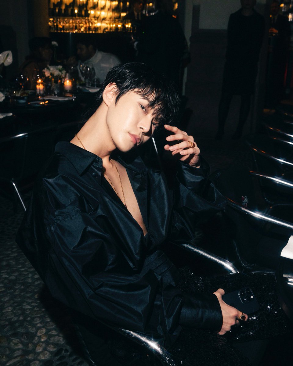 1년 전 애프터파티 때 팬들의 반응이나 찍은 사진들을 보고 'Urban Vampire Glam'이 머릿속에 떠오르셨다고! 그 영감을 DG24FW 캠페인에서 예상치 못한...