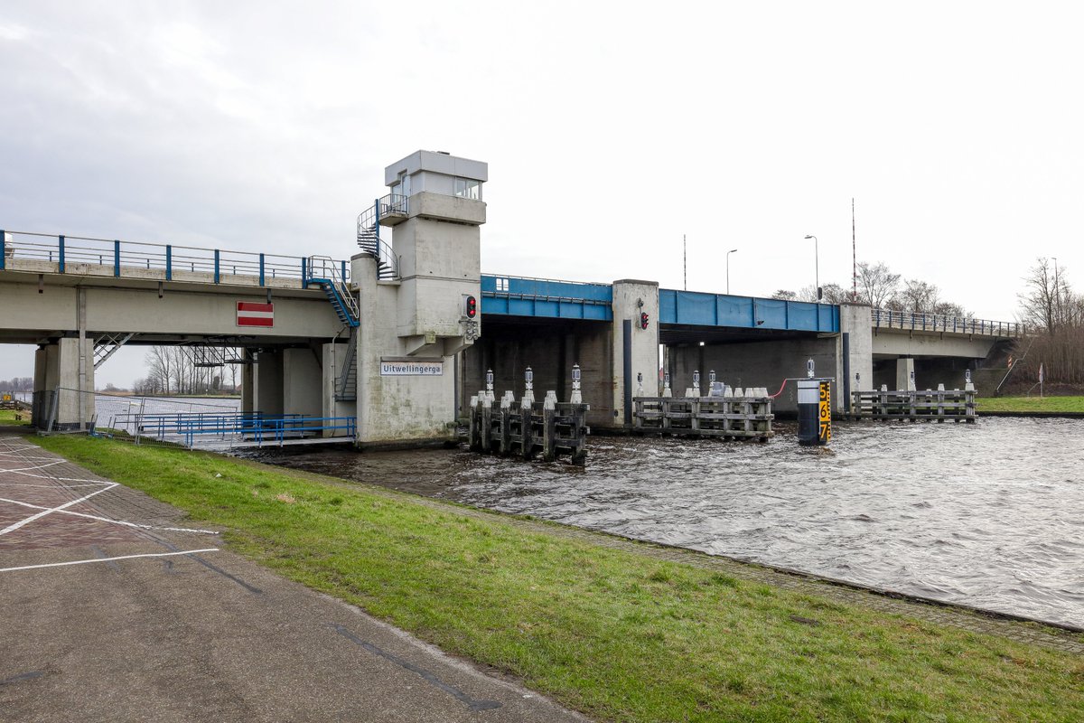 Er komt een tijdelijke vaste brug op de plek van brug #Uitwellingerga. Uit onderzoek is gebleken dat de huidige brug niet gerepareerd kan worden. Naar verwachting is de tijdelijke brug in augustus 2025 gereed. Lees meer👉rijkswaterstaat.nl/nieuws/archief…