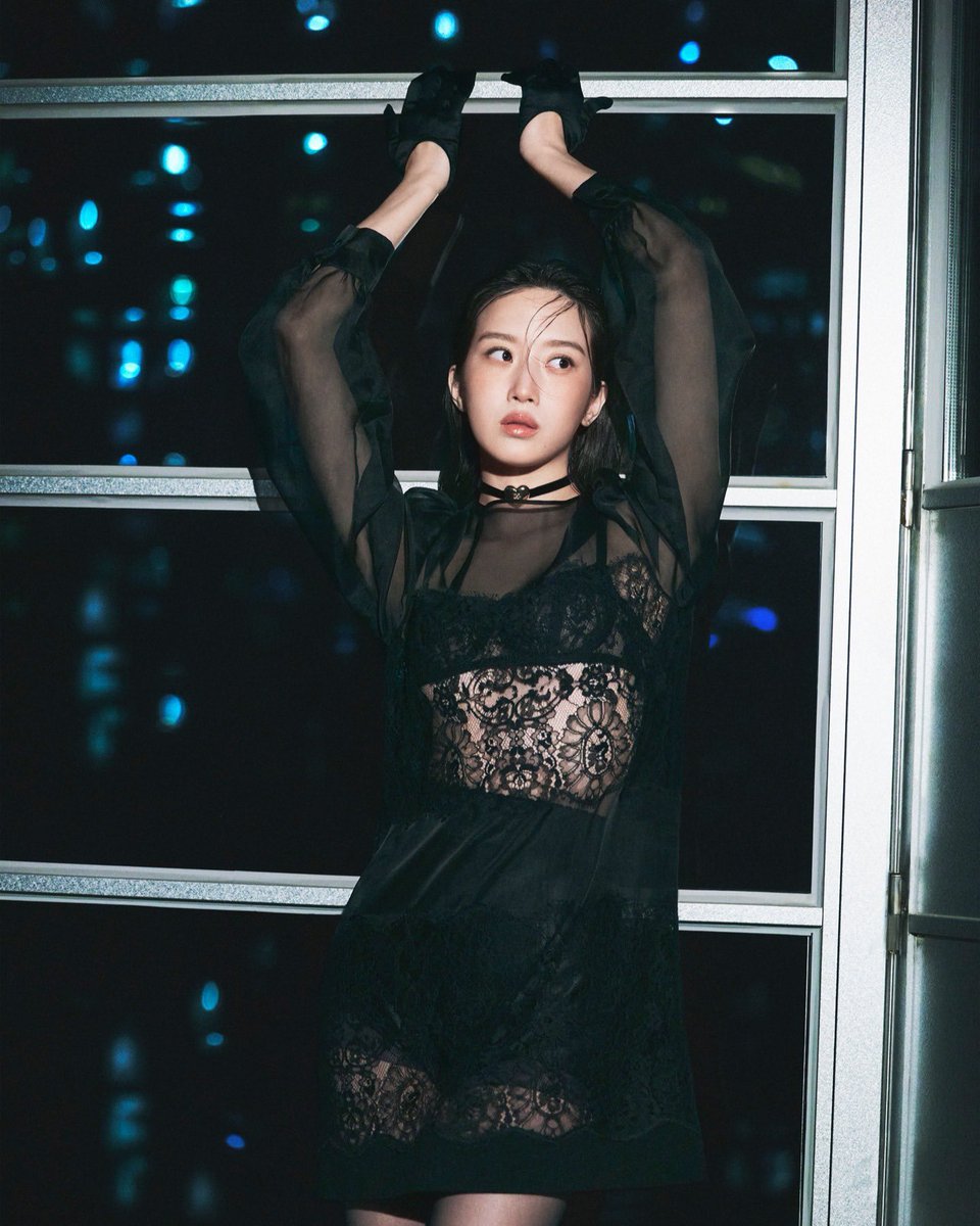 1년 전 애프터파티 때 팬들의 반응이나 찍은 사진들을 보고 'Urban Vampire Glam'이 머릿속에 떠오르셨다고! 그 영감을 DG24FW 캠페인에서 예상치 못한...